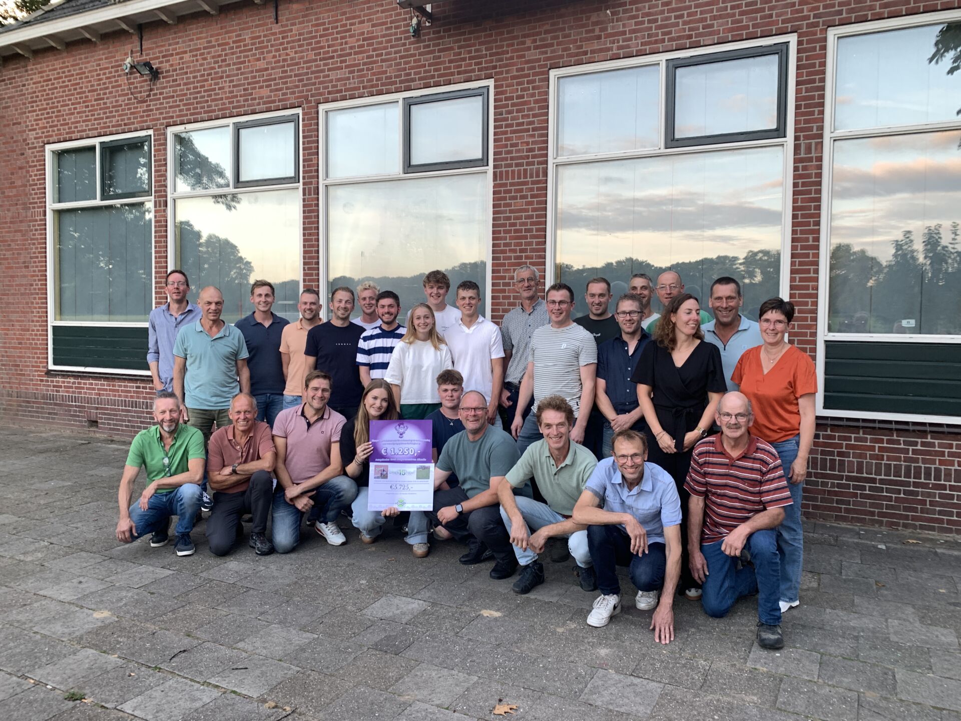 Haartse Melkboeren en jongeren van Atlantic. Midden onder bestuur De Ringkamp met de 2 cheques. foto Jos Wessels