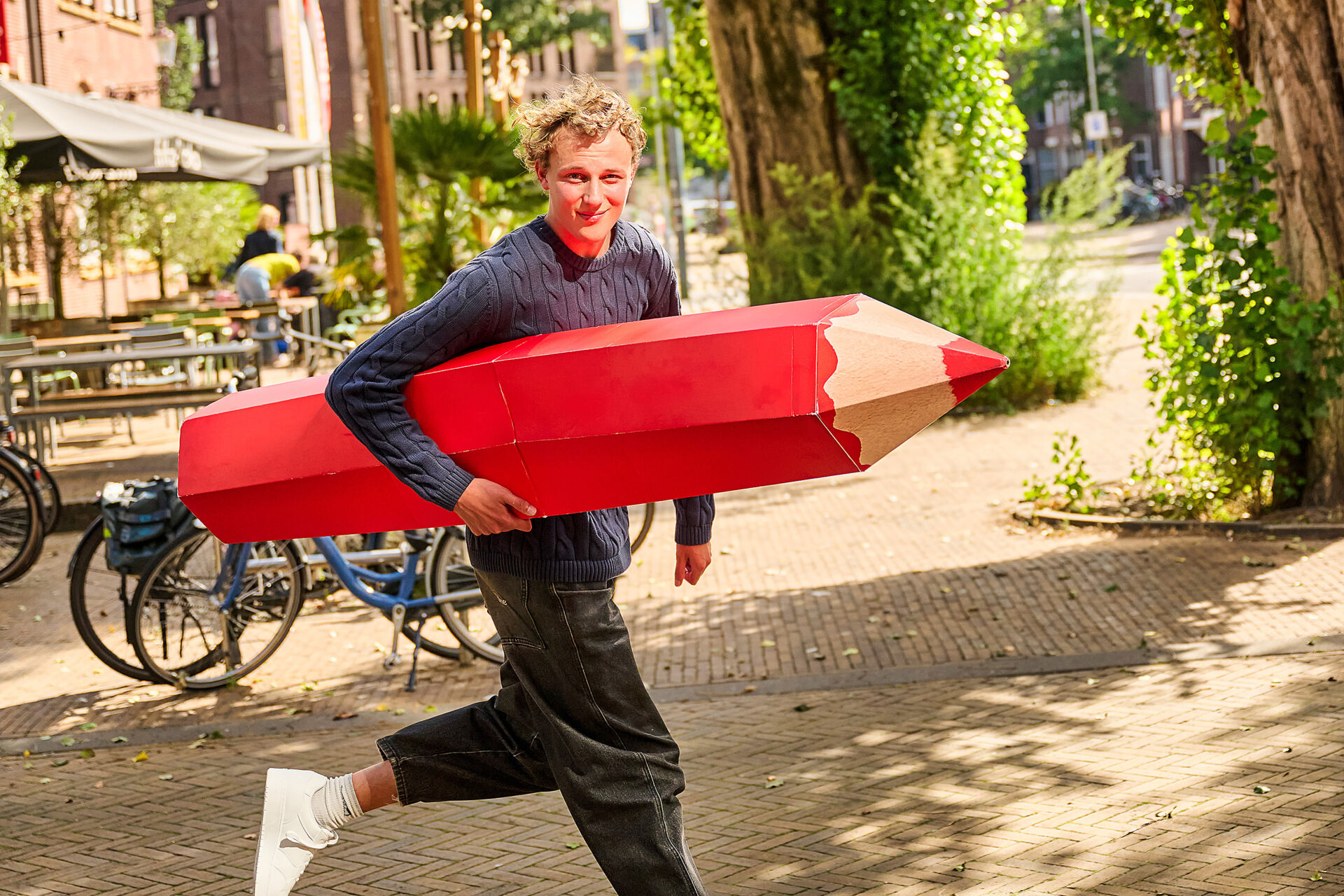 jongen met rood potlood voor in header